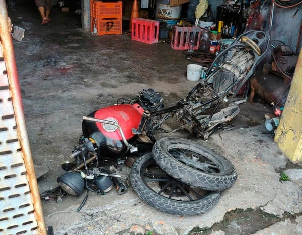 ¡JOVEN ENCUENTRA SU MOTOCICLETA DESMANTELADA EN TALLER MECÁNICO!
