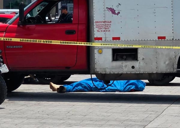 ¡MUERE POR INFARTO EN PLAZA RIVIERA!