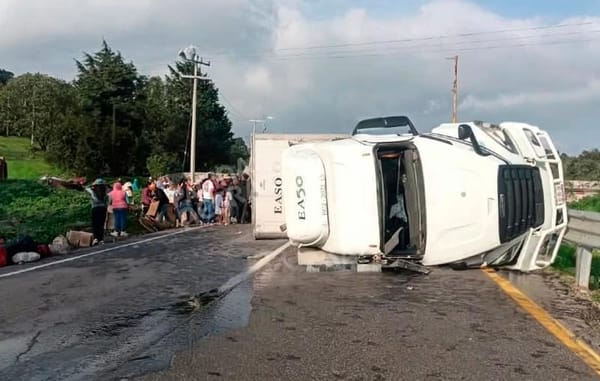 ¡RAPIÑEROS VACÍAN TRÁILER CARGADO CON ABARROTES!