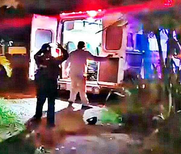 ¡BORRACHITO TROPIEZA Y SE PARTE LA CABEZA!