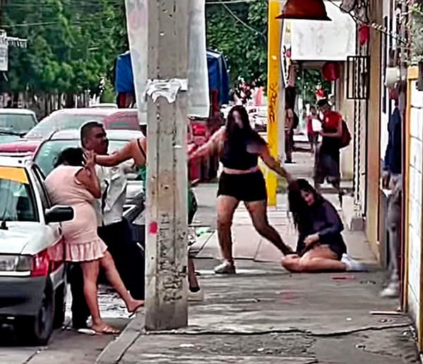 ¡DAMAS SE AGARRAN A GOLPES POR EL AMOR DE UN TAXISTA!