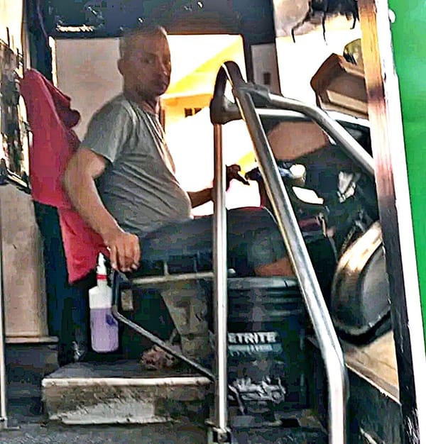 ¡REPORTAN A CHOFER AGRESIVO QUE AMENAZÓ CON GOLPEAR A PASAJEROS!