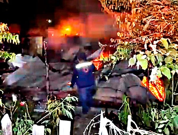 ¡INCENDIO POR CORTO CIRCUITO DEJA SIN CASA A UNA FAMILIA!