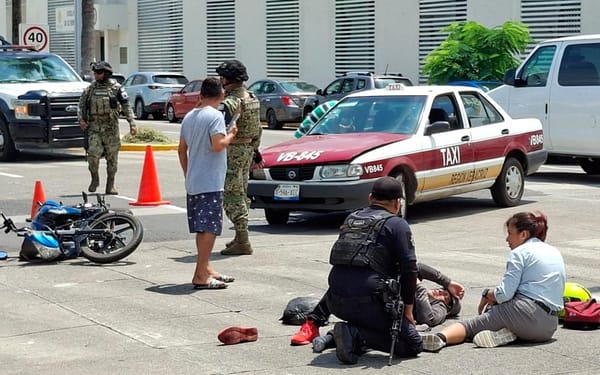 ¡TAXISTA EMBISTE A PAREJA EN MOTO FRENTE A LA ESCUELA NÁUTICA!