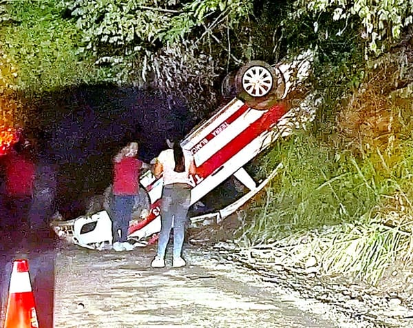 ¡QUEDÓ CON LAS LLANTAS ARRIBA!