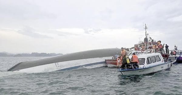 ¡SE VOLTEA UN BARCO CON MÁS DE 50 TURISTAS A BORDO; HAY 34 MUERTOS!