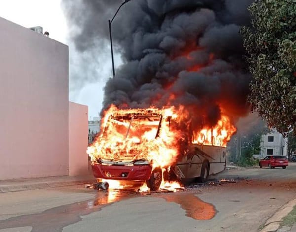 ¡SE PRENDE AUTOBÚS POR UN “CHISPAZO”! - EN EL FRACCIONAMIENTO PRIVANZAS