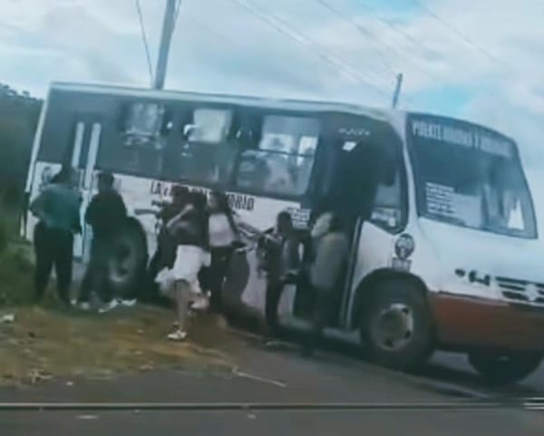 ¡A PUNTO DE MORIR APLASTADOS PASAJEROS EN PUENTE MORENO!