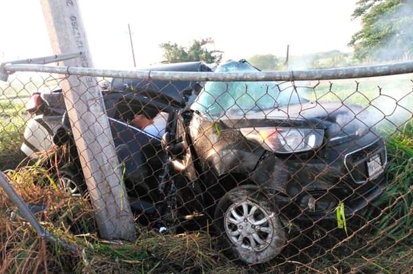 ¡DOS PRENSADOS EN CARRETERAZO! - AUTO CHOCÓ CONTRA POSTE DE LA CFE EN EL MORALITO