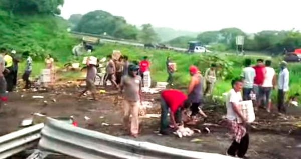 ¡RAPIÑEROS ROBAN 30 TONELADAS DE CERVEZA! - TRALER VOLCO EN LA AUTOPISTA CERCA DE LA TINAJA
