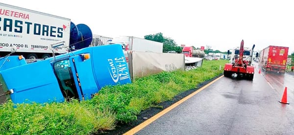 ¡RAPIÑEROS ROBARON 40 TONELADAS DE CERVEZA DE TRÁILER VOLCADO!