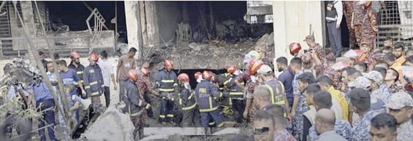 ¡AVIÓN SE DESPLOMA SOBRE ESCUELA EN BANGLADESH; VAN 19 MUERTOS!