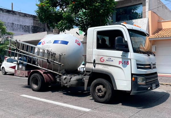 ¡AUTOMOVILÍSTA CHOCA CONTRA PIPA DE GAS EN LA HUACA!