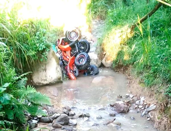 ¡DOS MUJERES MUEREN AL CAER CON SU CUATRIMOTO AL ARROYO!