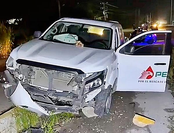 ¡SE IMPACTA CONTRA LA GUARNICIÓN Y DESBARATA CAMIONETA DE PEMEX!