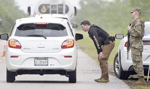 ¡LLEGA PRIMER GRUPO DE INMIGRANTES A ALLIGATOR ALCATRAZ EN LA FLORIDA!