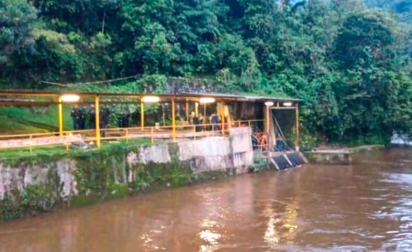 ¡LOCALIZAN PIERNA HUMANA ATORADA EN COMPUERTA DE REPRESA!