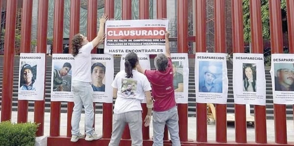 ¡PROTESTAN FAMILIAS DE DESAPARECIDOS POR CURP BIOMÉTRICA!