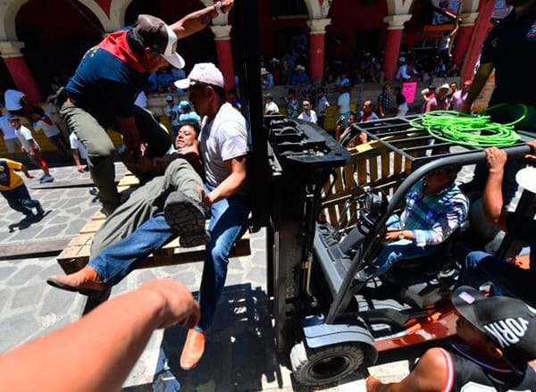 ¡SE PINTA DE ROJO LA XIQUEÑADA! - ONCE LESIONADOS EN LA CAPEA DE TOROS