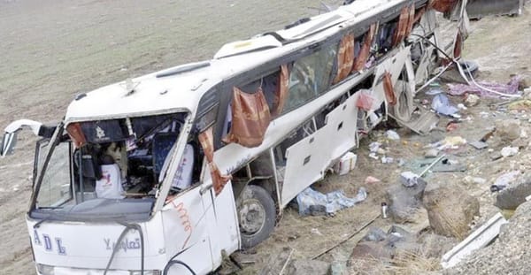 ¡HAY 21 MUERTOS AL ESTRELLARSE AUTOBÚS EN SUR DE IRÁN!