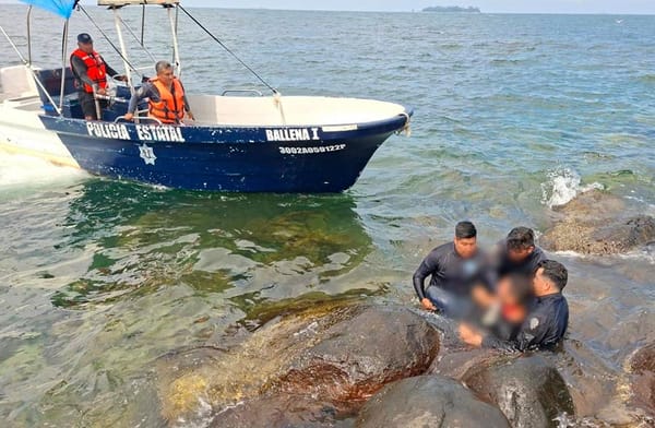 ¡INTENTA SUICIDARSE EN LAS ESCOLLERAS DEL BULEVAR! - POLICÍA SE LANZÓ SOBRE EL HOMBRE Y AMBOS CAYERON AL MAR