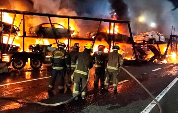 ¡ARDE TRÁILER NODRIZA CARGADO CON VEHÍCULOS EN BANDERILLA! - DESPUÉS DE CHOCAR EN EL ACCESO AL TÚNEL DE XALTEPEC