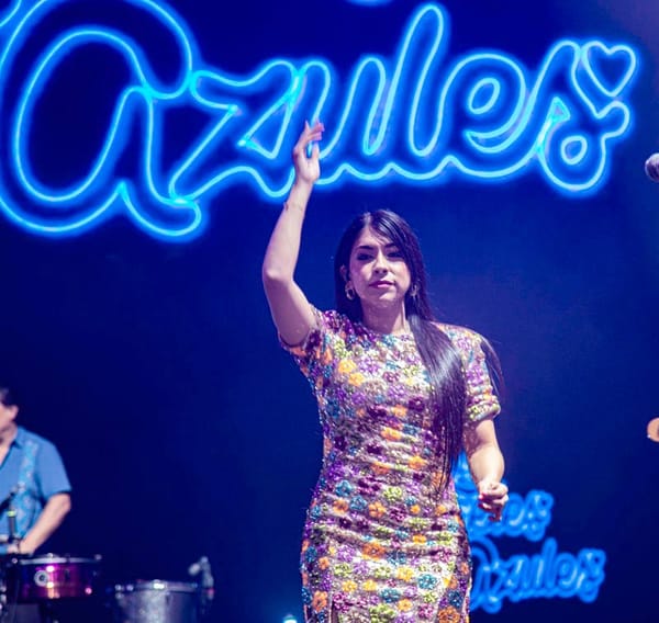 ¡ES BOQUEÑA, VOZ PRINCIPAL DE LOS ÁNGELES AZULES!