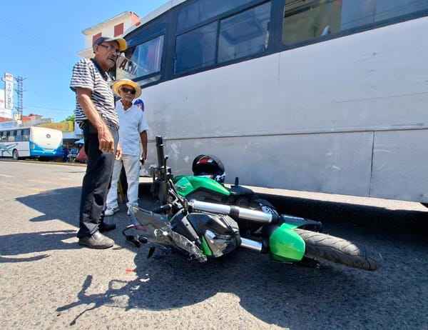 ¡MOTOCICLISTA SE IMPACTÓ CONTRA CAMIÓN DE PASAJE EN EL MERCADO!