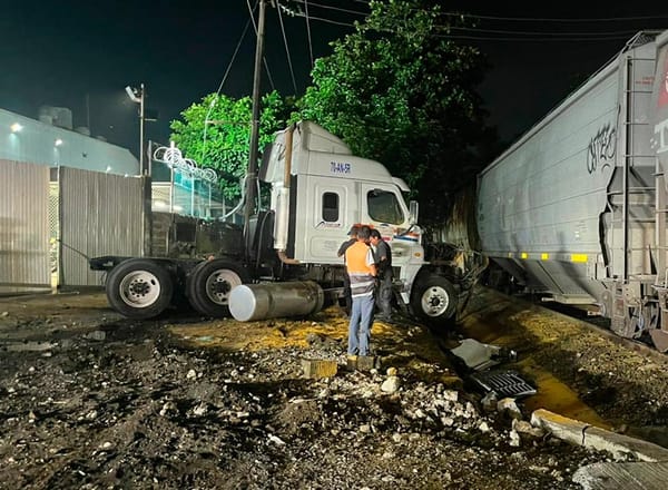 ¡TRÁILER IMPACTADO POR EL FERROCARRIL! - SALE HERIDO EL CONDUCTOR