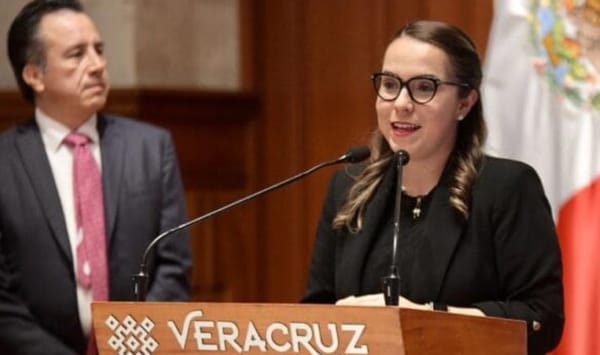 ¡SE AMPARÓ EX SECRETARIA DE SALUD!