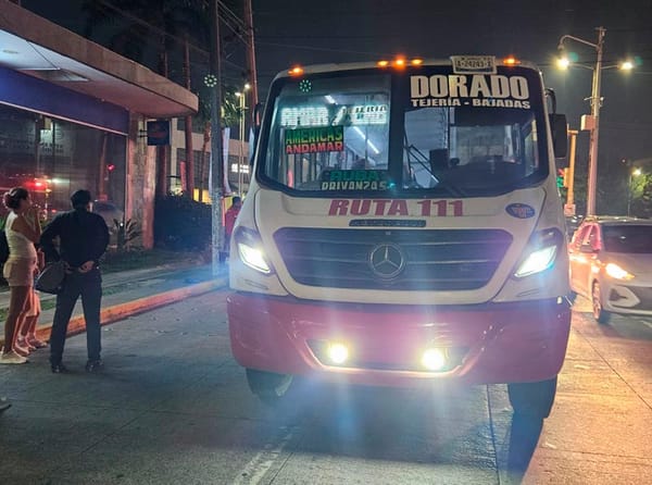 ¡CAMIÓN URBANO IMPACTA A AUTO Y LO LANZA CONTRA POSTE!