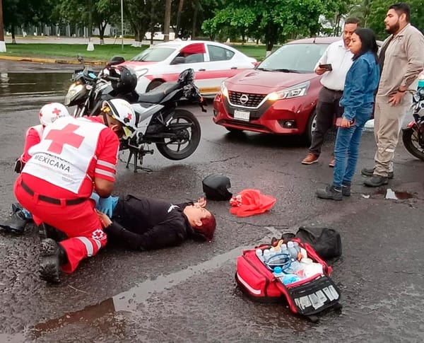 ¡CAMIONETA INVADE CARRIL Y PAREJA EN MOTO DERRAPAN!