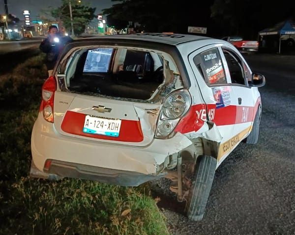 ¡ENCONTRONAZO EN LA CARRETERA VERACRUZ-XALAPA! - CAMIONETA CHOCA CONTRA TAXI FRENTE A TEJERIA