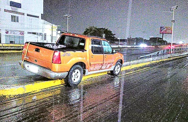 ¡CAMIONETA ATORADA EN EL PUENTE AMAPOLAS!