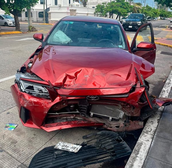 ¡AUTO JAPONÉS APACHURRADO EN “TORTAZO”!