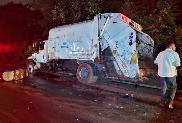 ¡POR ESQUIVAR TLACUACHE SE IMPACTÓ CONTRA CAMIÓN RECOLECTOR DE BASURA!