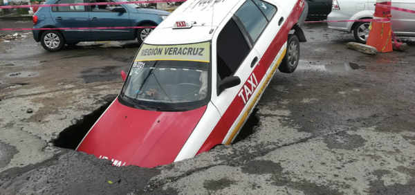 ¡TAXISTA DROGÓ Y ROBÓ A SU PASAJERO!