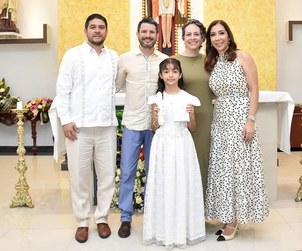 CATALINA REALIZA SU PRIMERA COMUNIÓN