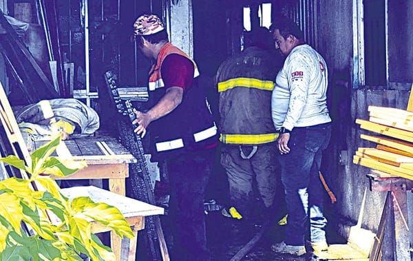 ¡ARDE CARPINTERÍA EN PUENTE MORENO!