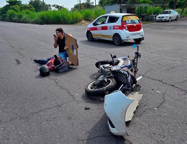 ¡CONDUCTORA LE PEGA POR ATRÁS Y YA NO LLEGÓ A LA CHAMBA!