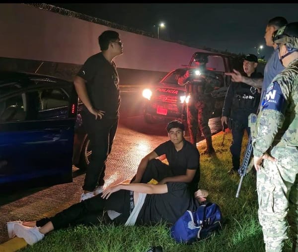 ¡DOS LESIONADOS AL DERRAPAR MOTO EN EL BULEVAR FIDEL VELÁZQUEZ!