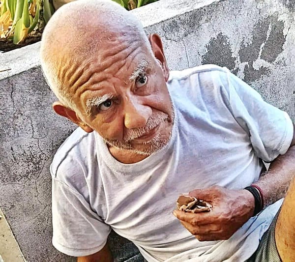 ¡RESGUARDAN ABUELITO EXTRAVIADO EN LA COLONIA FORMANDO HOGAR!