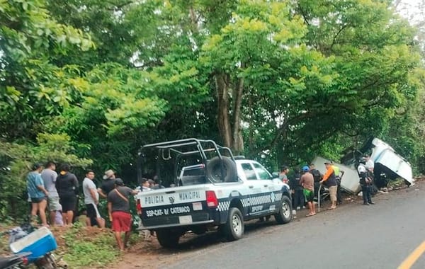¡RAPIÑA DE REFRESCOS BIG COLA POR VOLCADURA DE TORTON EN CATEMACO!