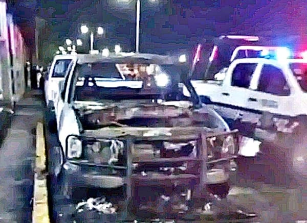 ¡SE QUEMÓ CAMIONETA DE LA UNIDAD ANTISECUESTROS DE LA FGE!