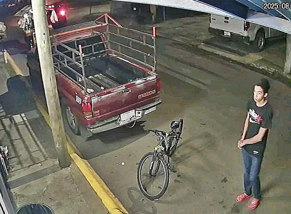 ¡LADRÓN SE ROBÓ BICICLETA AFUERA DEL ‘GÜERO FLOWER’!