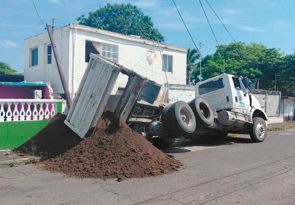 ¡TOLVA DE CAMIÓN SE DESPRENDE Y CASI DESBARATA UNA VIVIENDA!