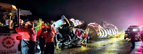 ¡“PIPAZO” MORTAL! - OPERADOR DE TRACTOCAMION PIERDE LA VIDA EN DRAMATICA VOLCADURA