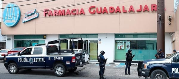 ¡PISTOLEROS ATRACAN Y GOLPEAN A TRABAJADORES DE FARMACIA GUADALAJARA!