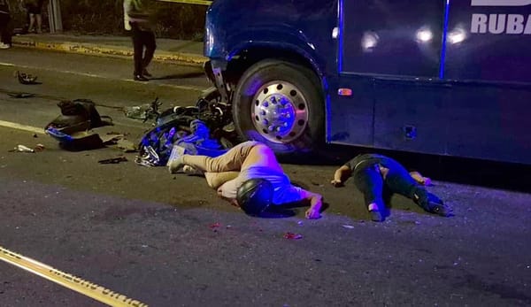 ¡PIERDEN LA VIDA PRENSADOS PAREJA DE MOTOCICLISTAS! - CARAMBOLA MORTAL EN EL DISTRIBUIDOR VIAL DE CABEZA OLMECA