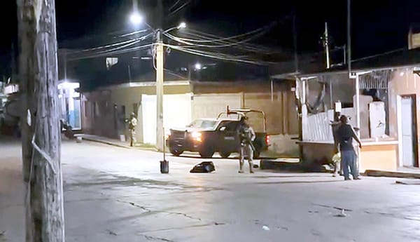 ¡UN DELINCUENTE ABATIDO Y UN POLICÍA HERIDO EN BALACERA EN SAYULA DE ALEMÁN! - UNA VIVIENDA